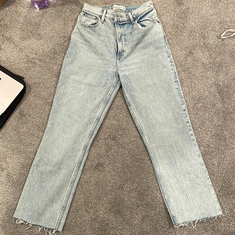 Abercrombie & Fitch - 90’s straight ultra high rise jean